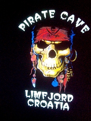 Pirate Cave color tisak na crnoj pamučnoj majici